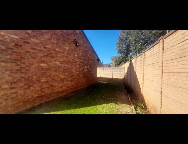 2 BEDROOM TOWNHOUSE FOR SALE IN ROOIHUISKRAAL NORTH